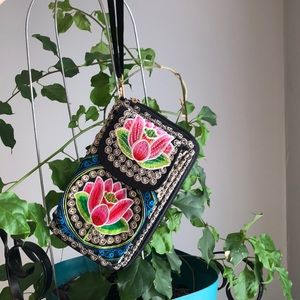 Artisanal Handmade embroidered Mexican wristlet 🪷
